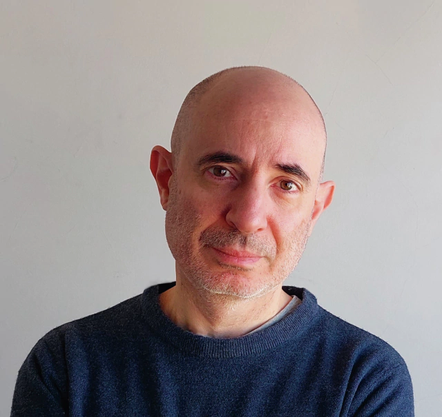 Ariel Urquiza narra el desdoblamiento de un artista en «Parte del caos»